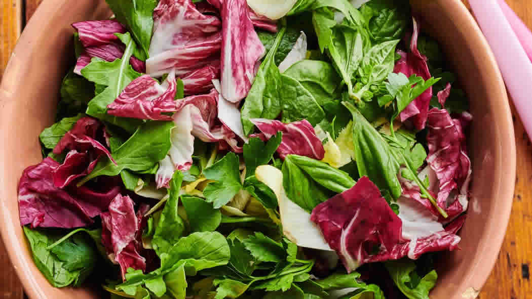 混合綠葉沙拉的營養事實和健康益處